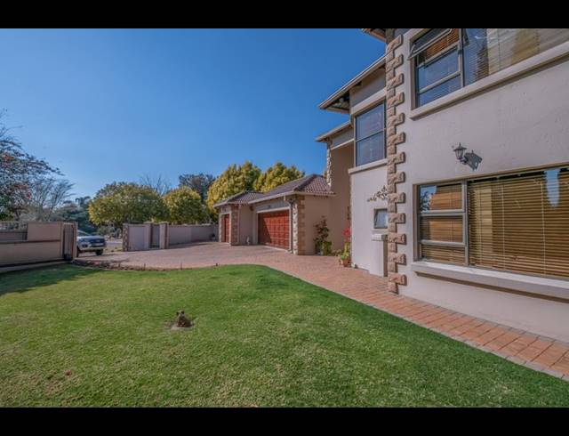 5 BEDROOM HOUSE FOR SALE IN MIDSTREAM ESTATE